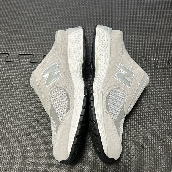 RARE like new (no box) new balance 2002r mule gray - Picture 6 of 9